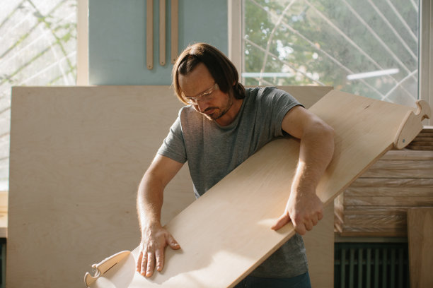 一个成年，男性木匠工作与工具在他的木材店库存照片图片下载