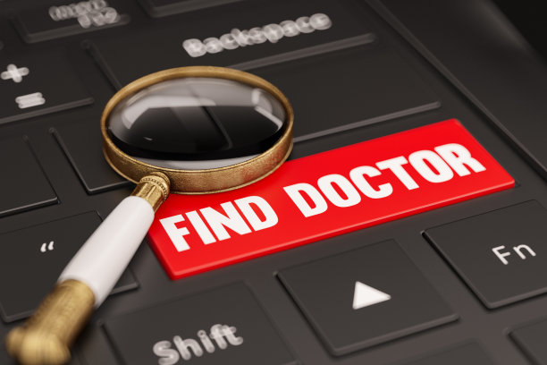 用电脑键盘和放大镜找到在线医生概念图片下载