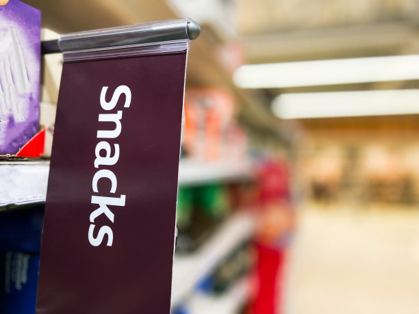 超市过道上的零食招牌图片下载