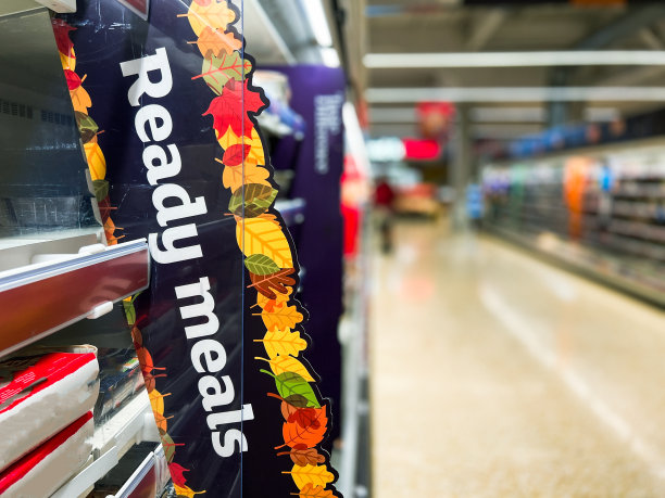 超市过道上的快餐招牌图片下载