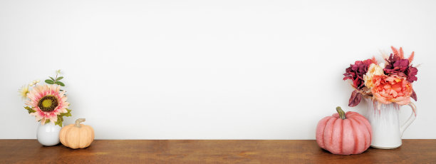 粉色色调秋季装饰木架子上的白色墙横幅背景图片下载