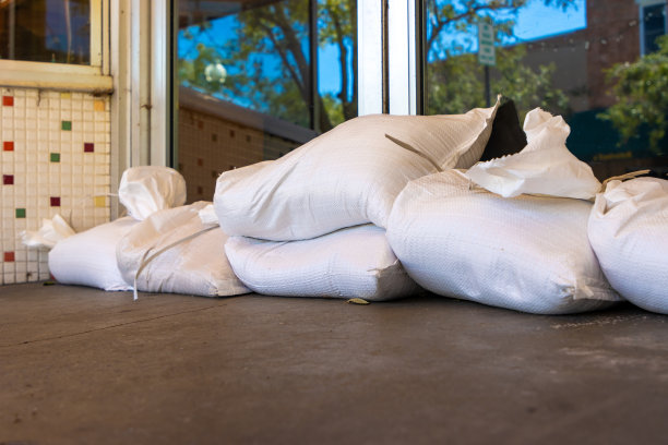 飓风来临前，沙袋保护企业大门图片下载