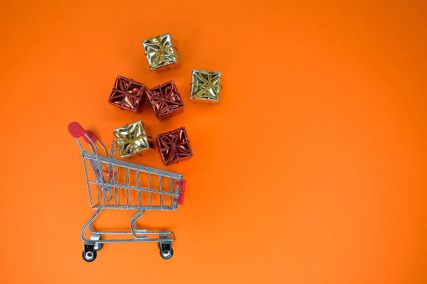 准备新年快乐和圣诞快乐。冬天的假期。设计背景。礼物在购物篮里。图片下载