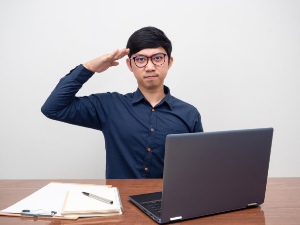 年轻人戴眼镜尊重手在眉毛为承认工作的白底图片下载