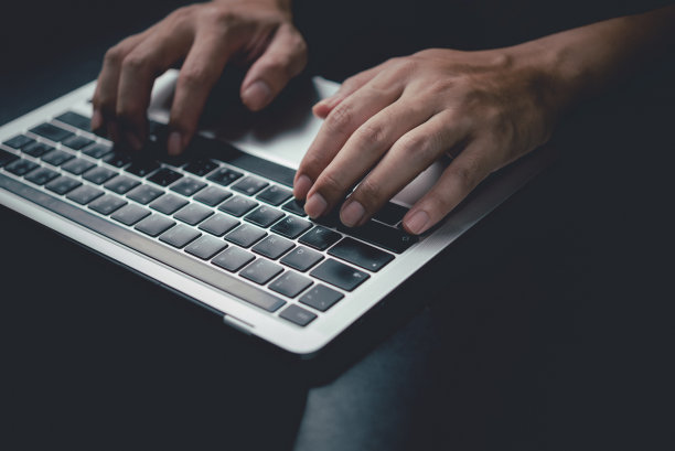 男子使用笔记本电脑上网，在办公桌上搜索社交媒体和通信数字技术。图片下载