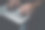 男子使用笔记本电脑上网，在办公桌上搜索社交媒体和通信数字技术。图片下载