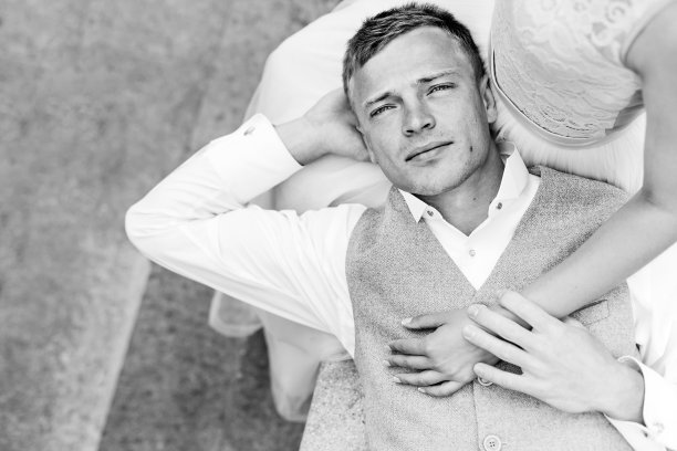 男孩躺在女孩的膝盖上。美女的特写脸图片下载