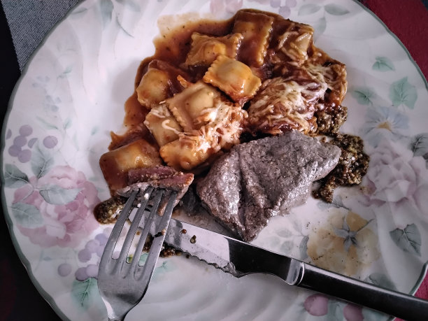 炸牛排配番茄汁馄饨吃吧图片下载