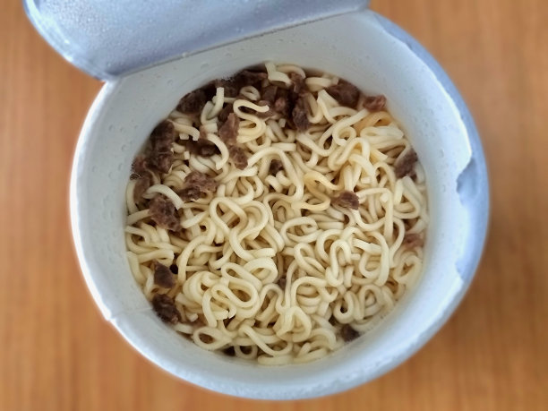 即食杯面特写。图片下载