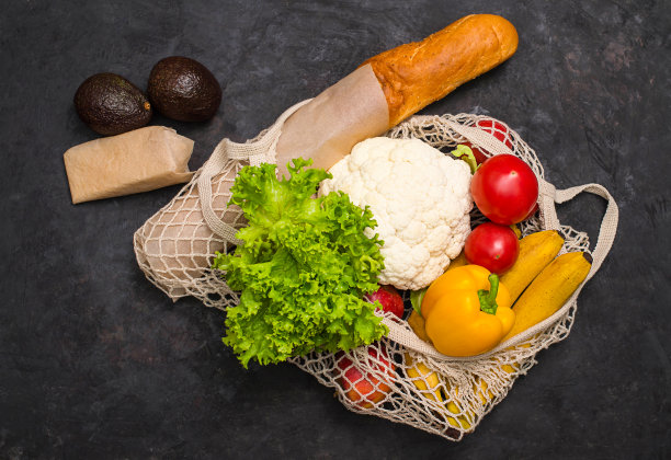 环保网购物袋水果和蔬菜在厨房的桌子。没有塑料。用环保袋购物。可持续和环保的生活方式理念。图片下载