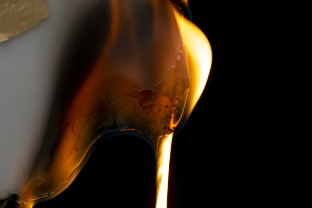 近距离看燃烧的塑料，塑料正在燃烧，融化，滴落图片下载