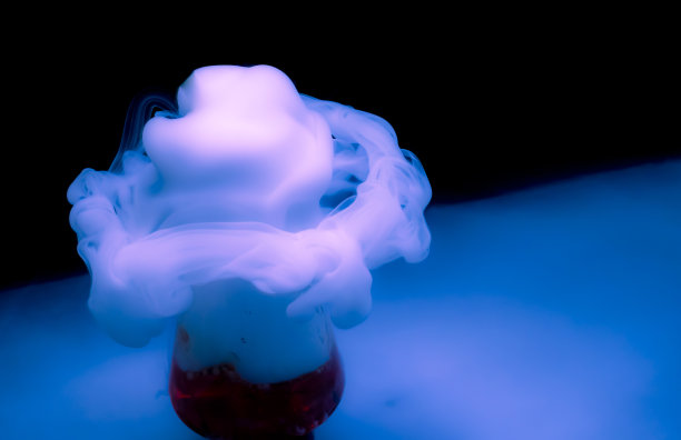 从化学烧瓶中喷出的浓烟图片下载