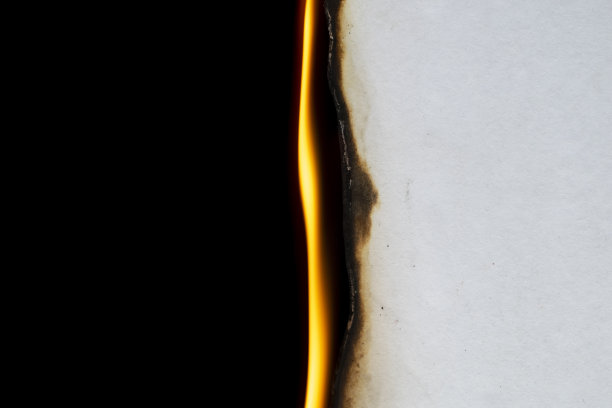 燃烧的纸，黑色背景上发光的纸边图片下载