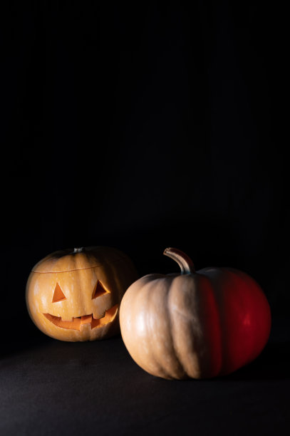 黑色背景的万圣节南瓜图片下载