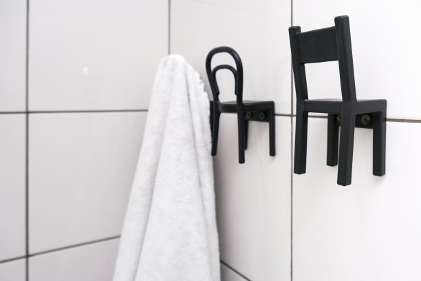 干净的白色毛巾挂在一个钩在浴室近距离图片下载