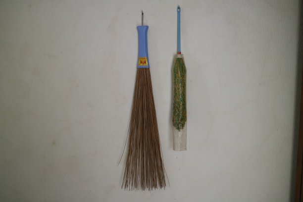 房子的墙上挂着掸子和扫帚棒图片下载