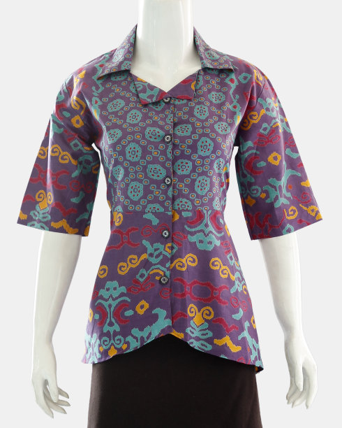 美丽的衬衫与浓厚的装饰图案与民族的细微差别图片下载