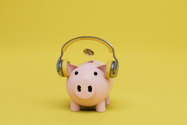 在黄色背景下，一个一美元硬币掉在里面的小猪存钱罐用耳机听音乐。三维渲染图片下载
