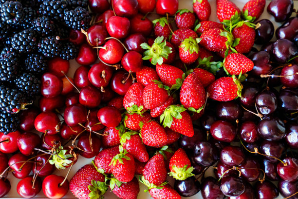 托盘上放草莓，樱桃和黑莓。图片下载