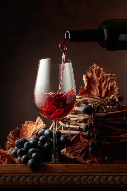 酒被倒进玻璃杯里。图片下载