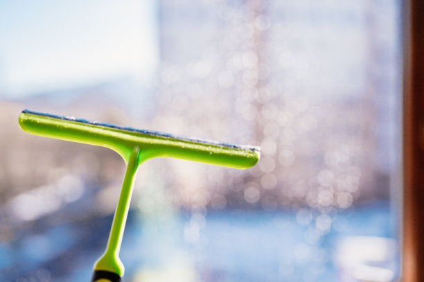 妇女用清洁喷雾器清洁窗户。管家的概念。女孩拿在手里清洁橡皮擦。图片下载