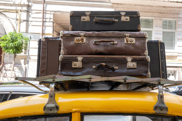 汽车顶部的老式行李箱，汽车旅行的概念，自驾游，搬到不同的地方，冒险图片下载