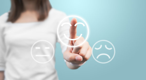 女人的手按选择评级得分快乐的图标。消费者意见概念评价顾客使用服务后的满意度。图片下载