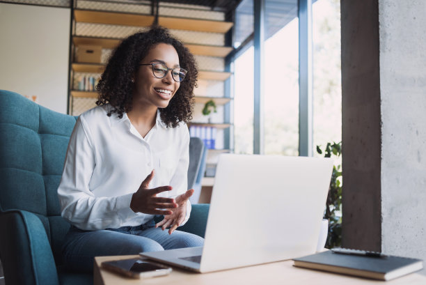 一位在办公室工作的女士在网上开会。学生女孩在图书馆学习图片下载