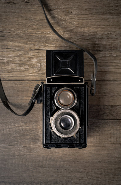 木制背景上的老式相机图片下载