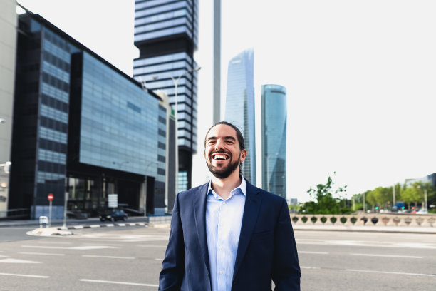 事业成功的年轻人在企业办公室外图片下载