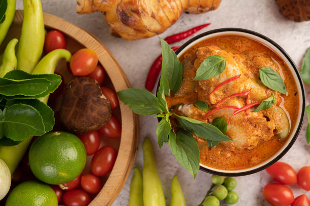 黑色杯子里的红咖喱鸡图片下载