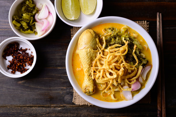 泰国北部食物(Khao Soi)，辣咖喱面和鸡肉汤图片下载