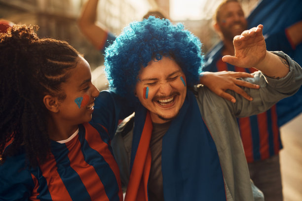 在世界锦标赛期间，兴高采烈的球迷在街上玩得很开心。图片下载