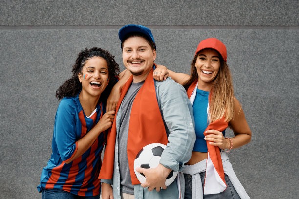 在足球世界锦标赛期间，一群快乐的多种族体育迷看着镜头。图片下载