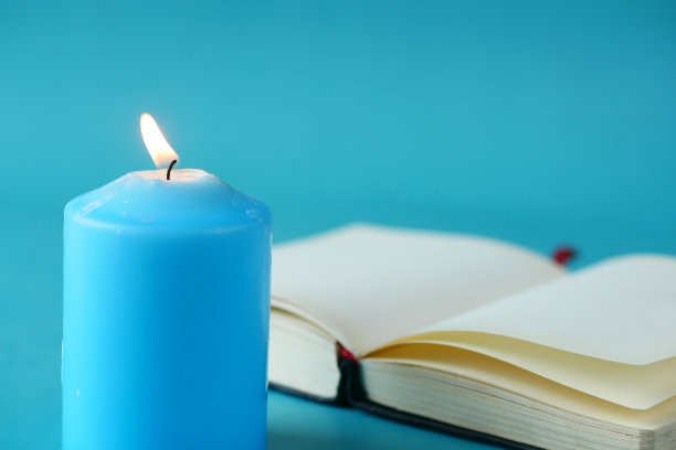 蓝色的蜡烛慢慢熄灭。图片下载