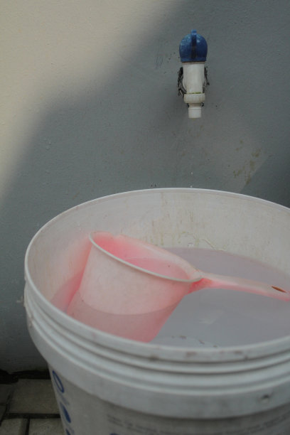 塑料桶和水龙头图片下载