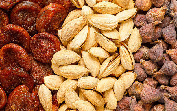 美味的新鲜杏仁果仁，天然杏干，天然无花果干，背景，口感。乌兹别克的食物。有选择性的重点。高质量的照片图片下载