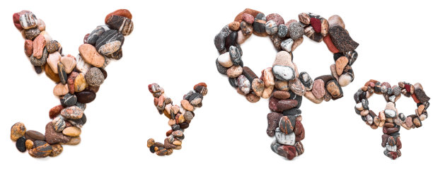 在白色孤立的背景上用光滑的石头刻出的字母。河边的石头上排列着一个字母，细节，特写。有选择性的重点图片下载