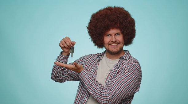 年轻的成年男子房地产经纪人展示新房公寓钥匙，购买租赁物业图片下载