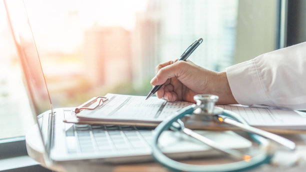 远程医疗，远程医疗服务和在线医疗保健的概念，医生开处方，在医院在笔记本电脑上分析病人的健康状况图片下载