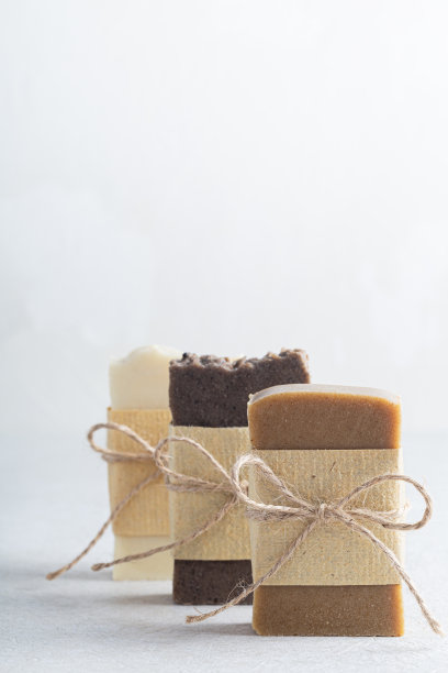 白色背景的天然手工肥皂条图片下载