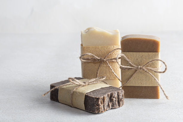 白色背景的天然手工肥皂条。浴室产品。图片下载