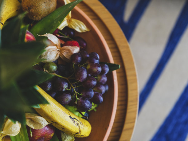 桌上有美味的水果图片下载