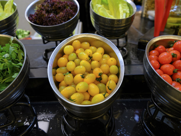 酒店自助餐有新鲜蔬菜图片下载