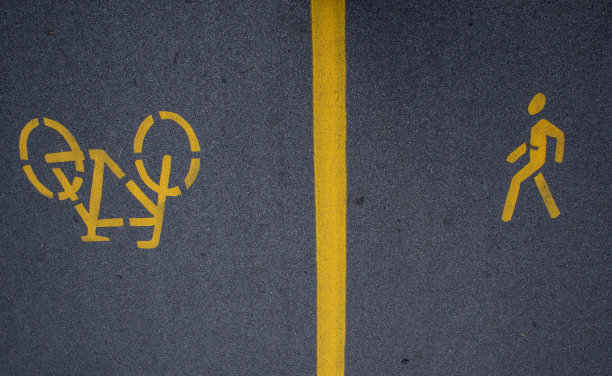 柏油路面标记，行人和自行车专用道分开图片下载