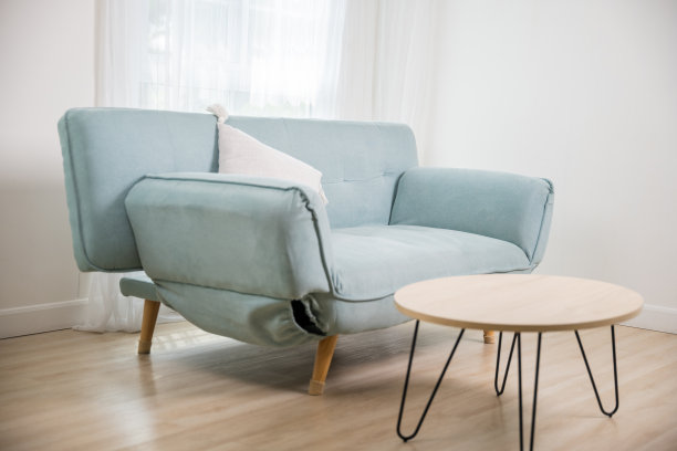 客厅的沙发，带有窗户的简约风格图片下载