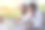 亚洲女商人在办公室外用笔记本电脑与同事分享业务。图片下载
