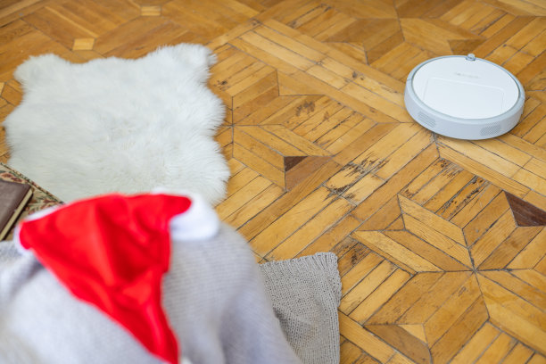 机器人吸尘器在圣诞节打扫地板图片下载