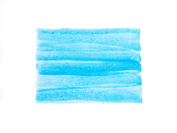 手绘笔触在白纸背景上画出抽象的浅蓝色水彩图片下载
