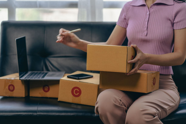 年轻的创业小企业中小企业所有者男性企业家检查网上订单准备，打包装箱，卖给中小企业客户，网上创业想法，在家里销售图片下载